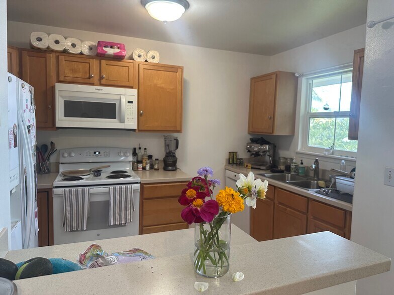 Building Photo - 70 Halili Ln