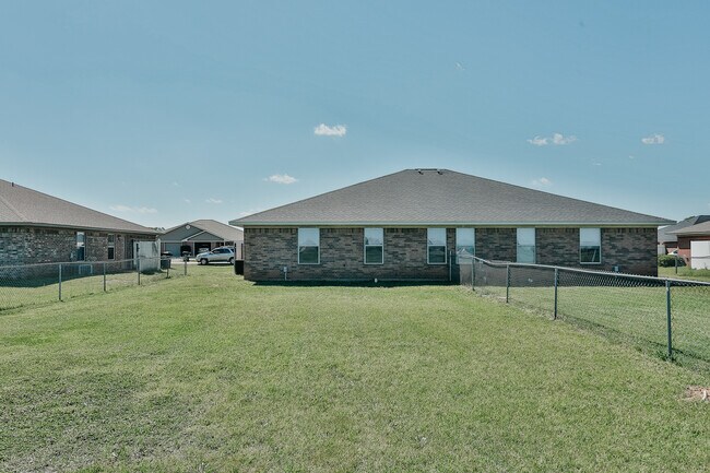 Building Photo - 16150/16152 Rolling Meadows Dr.