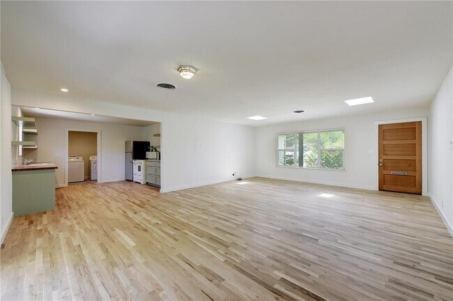 Building Photo - 4804 Menchaca Rd