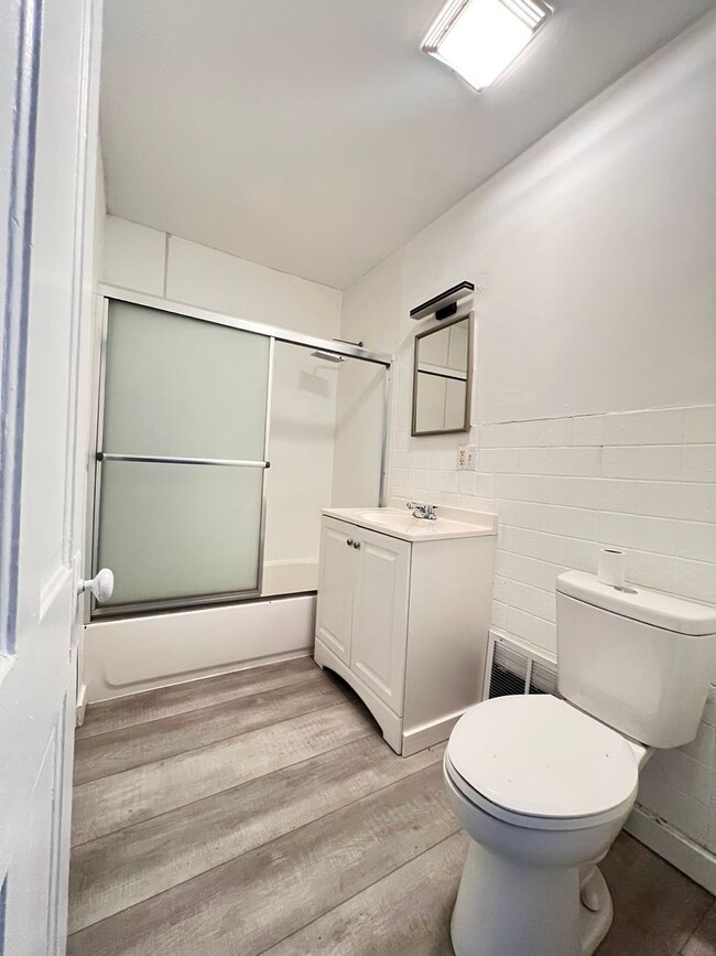 Building Photo - 1223 - 1223 1/2 14th Street