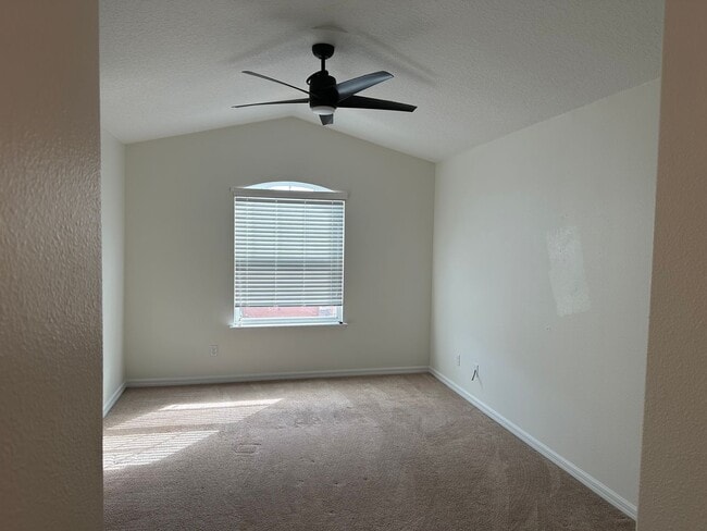 Building Photo - 3 Bedroom, 2.5 Bath Townhome in Gated Sanford Community – Pet Friendly