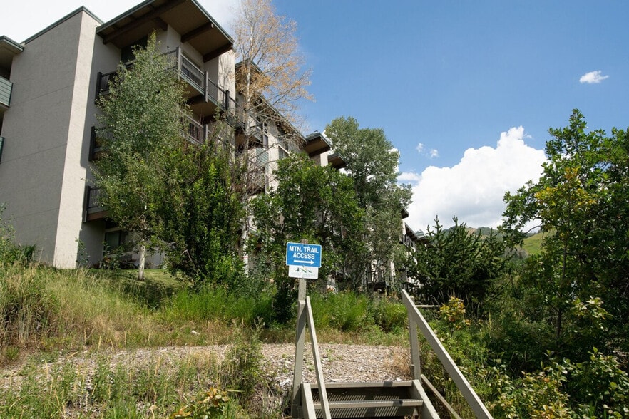Building Photo - 2275 Storm Meadows Dr
