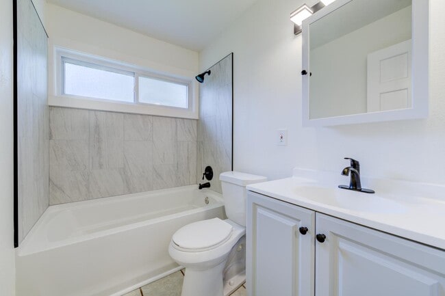 Building Photo - 8301 Pepperidge Dr