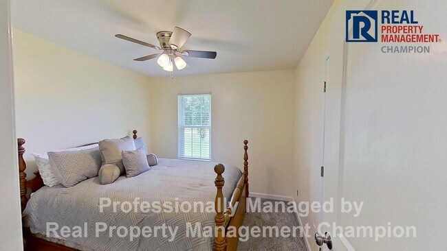Building Photo - Spacious and Beautifully Updated 3 BD/2 BA Home on Large Lot