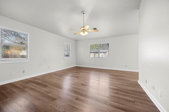 Building Photo - 208 S Cougar Ave