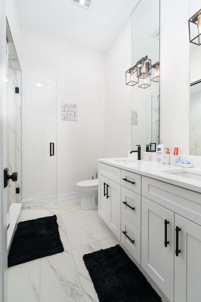 Building Photo - 3723 S Giles Ave