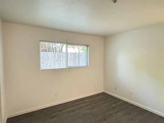 Building Photo - 1046 Benton St