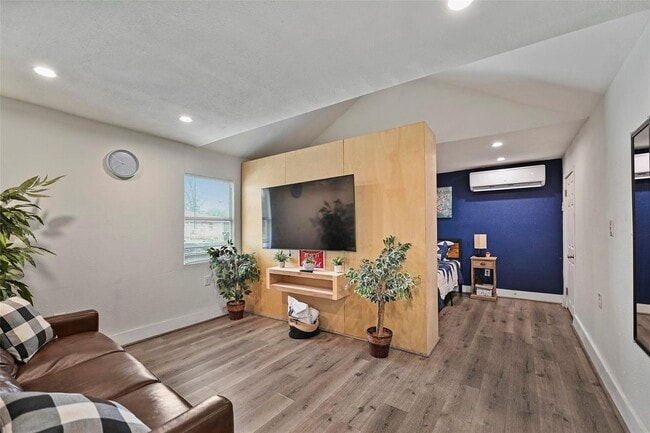 Building Photo - 2010 Caplin St