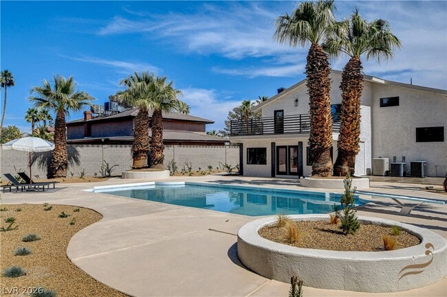 Building Photo - 2685 S Tenaya Way