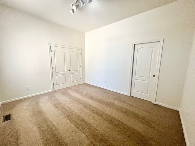 Building Photo - 924 Springfield Dr