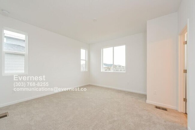 Building Photo - Spacious and Stylish Townhome with Prime L...
