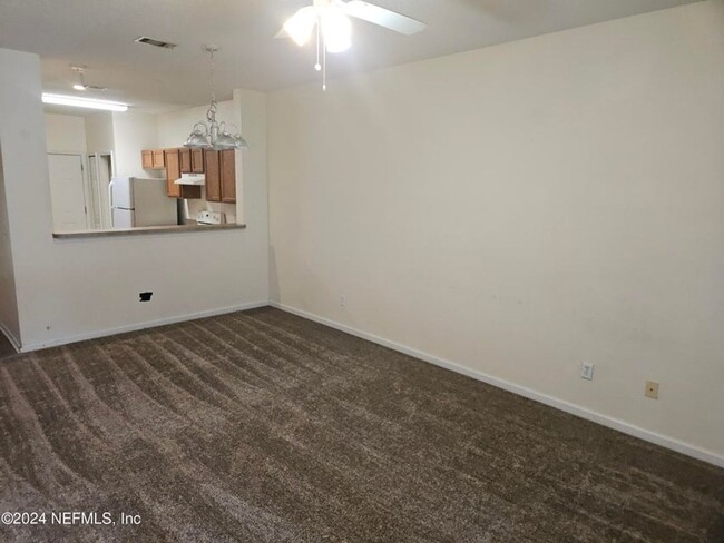 Building Photo - Cute townhome ready to move in