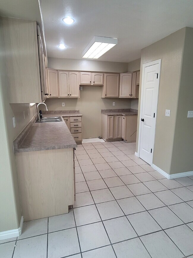 Building Photo - "Spacious 5-Bedroom home with 3.5 Baths and fenced yard!"