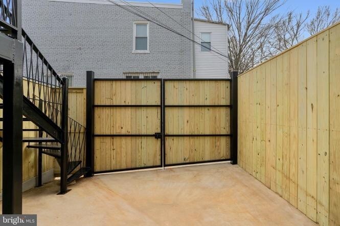 Building Photo - 331 W St NE