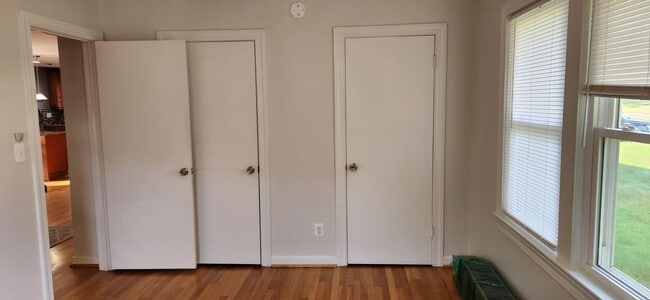 Building Photo - Large 2 Bedroom Rambler with 2 Primary Sui...