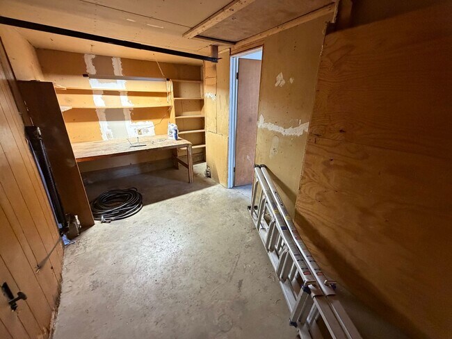 Building Photo - 3 Bedroom Home w/Large Backyard