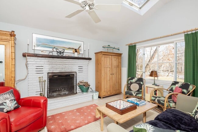 Building Photo - 1137 Springs Fireplace Rd