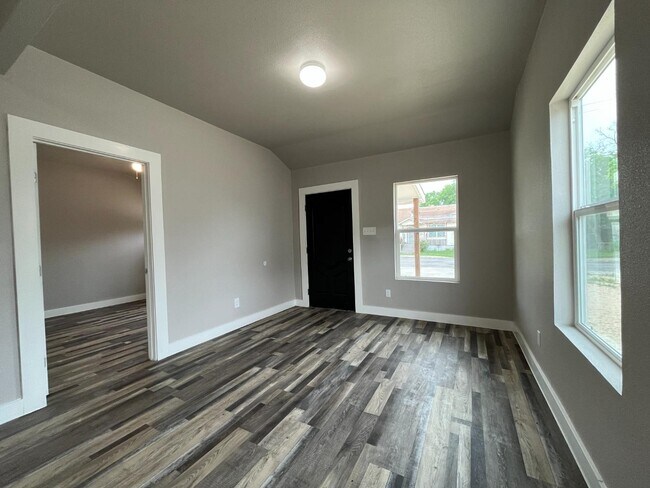Building Photo - 8109 Glider Ave