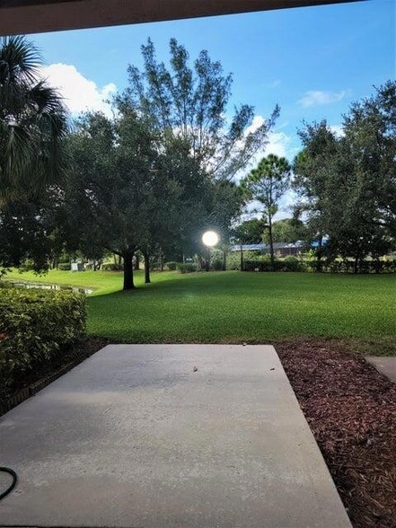 Building Photo - 233 River Bluff Ln