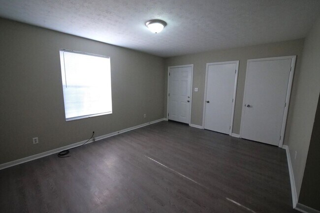 Building Photo - 2 BR / 1 BA Duplex on Atlas Road