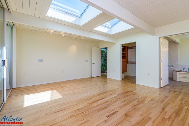 Building Photo - Gorgeous Eichler Home | Desirable Location