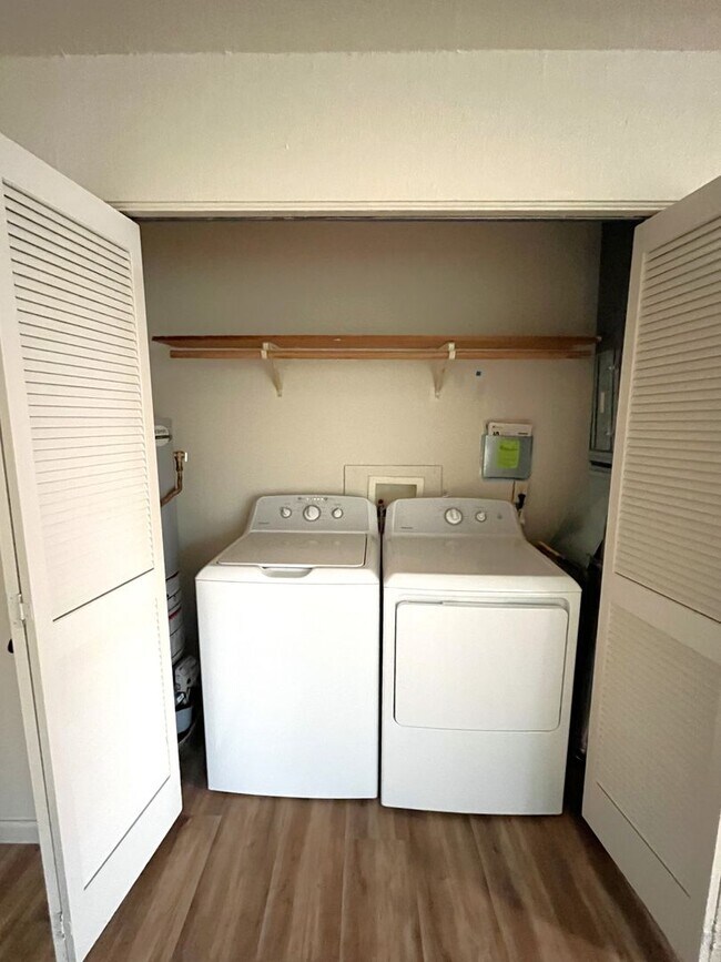 Building Photo - Fairhaven Recently Updated 2 Bedroom Duplex