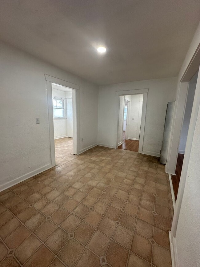 Building Photo - Cute 2 bed 1 bath Home