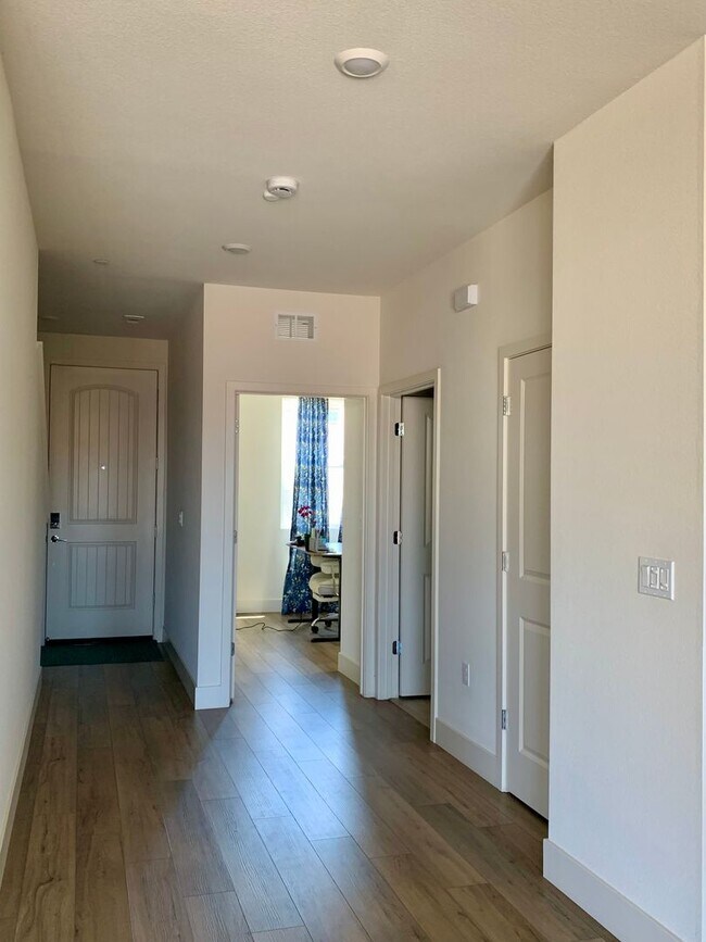 Building Photo - 4 Bedroom Home in Hollister with 3 Full Bathrooms and Central A/C