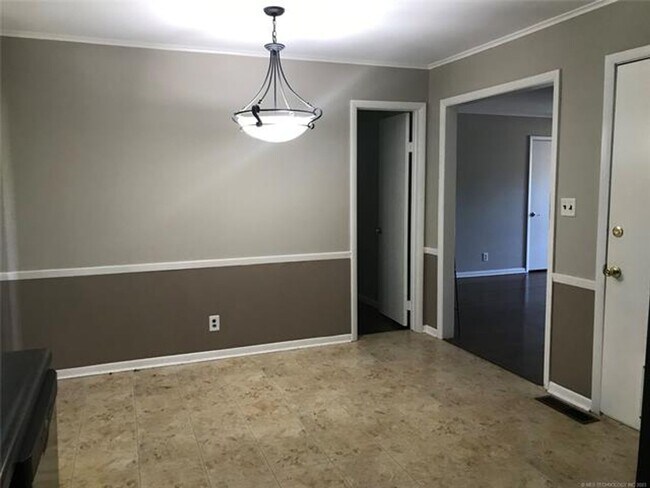 Building Photo - 3 bedrooms, 1.5 bath, close to Brookside restaurants, shopping and entertainment.