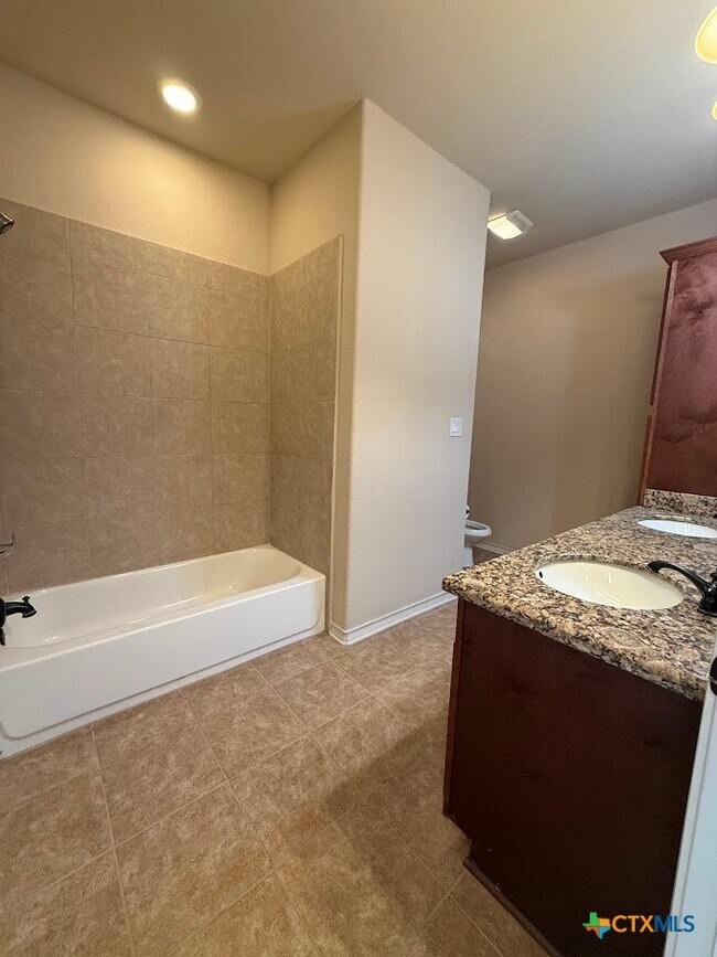 Building Photo - 976 Parkview Dr