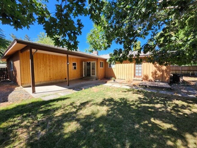 Building Photo - Walk to the River! 3 bed, 2 bath on Quiet ...