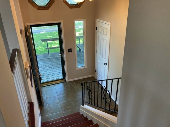 Building Photo - Green Acres Split Level