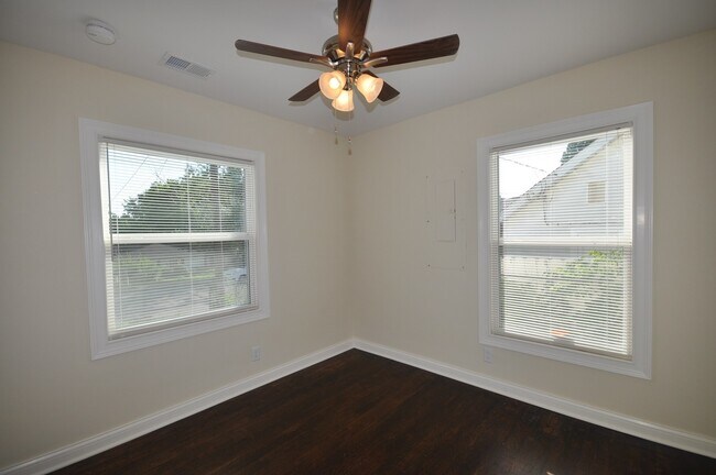 Building Photo - Pre-Leasing for Fall Semester 2026 - Walk to UK!