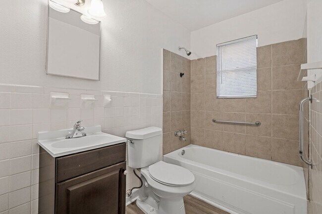 Building Photo - QUAINT 2 Bed, 1 Bath Home in Blue Ridge!!