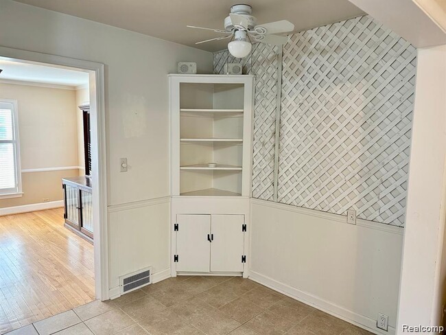 Building Photo - 4302 Sheridan Dr