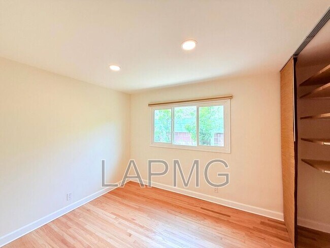 Building Photo - 16457 Gledhill St