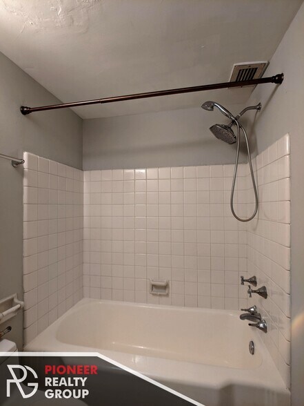 Building Photo - 429 W Wellington Ave