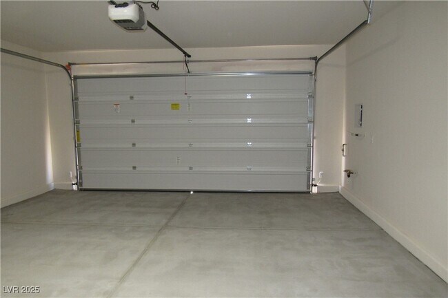 Building Photo - 2124 Del Aqua Ave