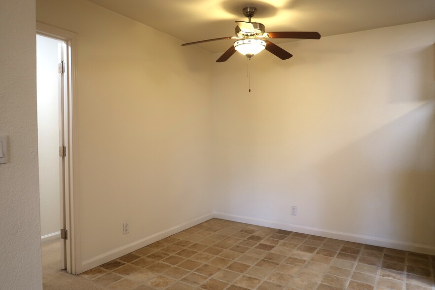 Dining Room - 440 Dempsey Rd
