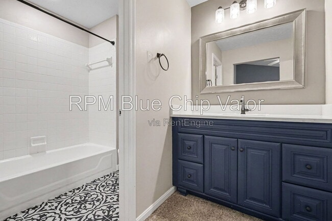 Building Photo - 5290 Bay Pointe Dr
