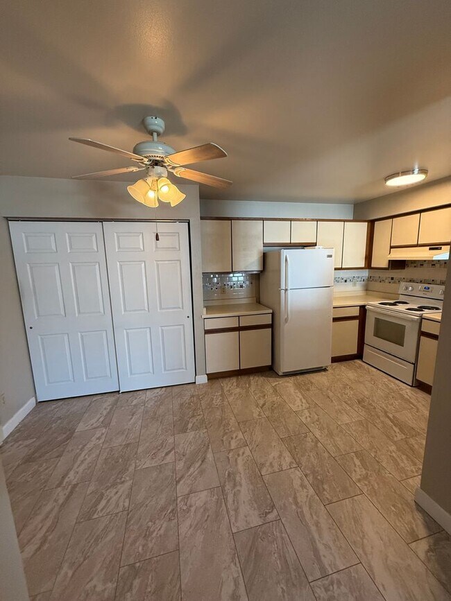 Building Photo - Private Entry 2 Bedroom Apartment Available!