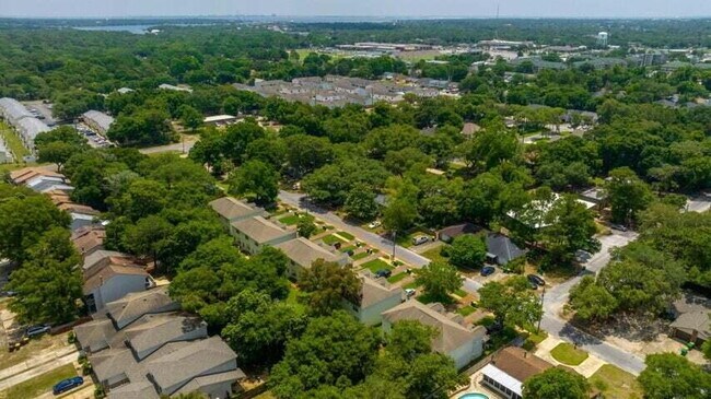 Building Photo - Move in ready Townhome in Fort Walton Beach close to Eglin AFB!