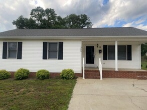 Building Photo - "Charming 3-Bedroom Sanctuary with 2 Full Baths in Prime Simpsonville Location!"