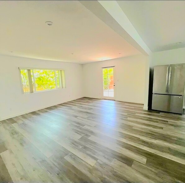 Extra spacious living room - 340 Rennie Ave