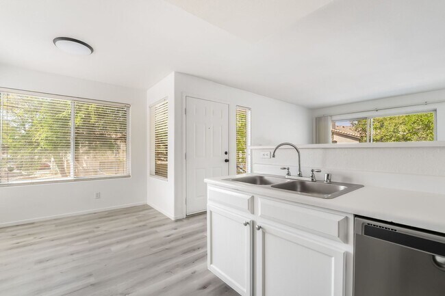 Building Photo - Upgraded Condo with Pool Views!