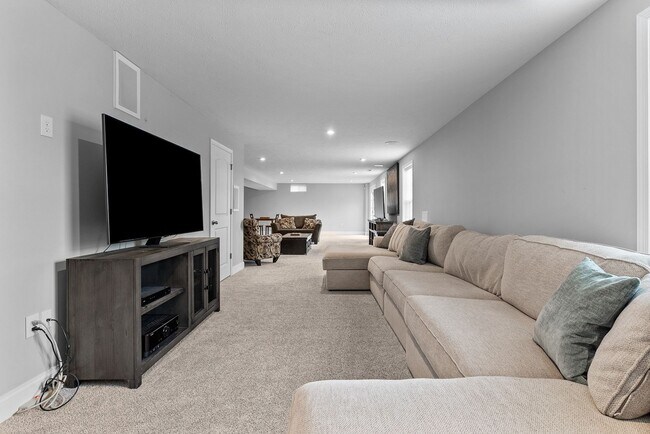 Building Photo - Spacious 5BR House in Beaver