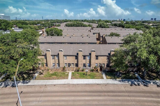 Building Photo - 9850 Pagewood Ln