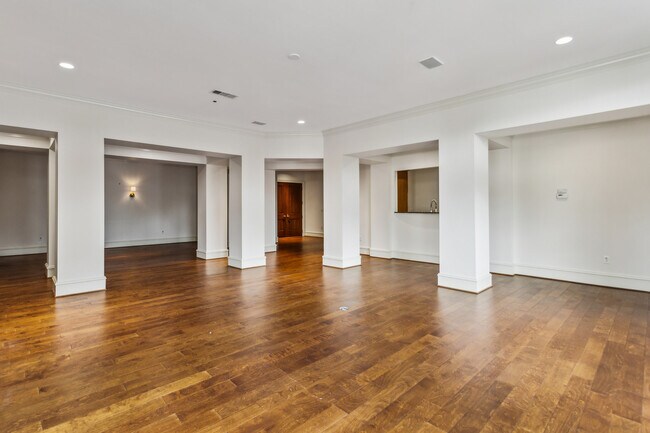 Building Photo - 2500 Peachtree Rd NW