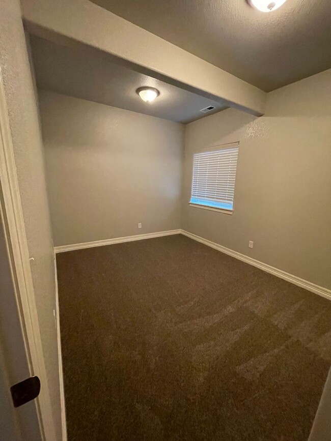 Building Photo - Start a Lease by 2/28/25 and pay $2,800 fo...