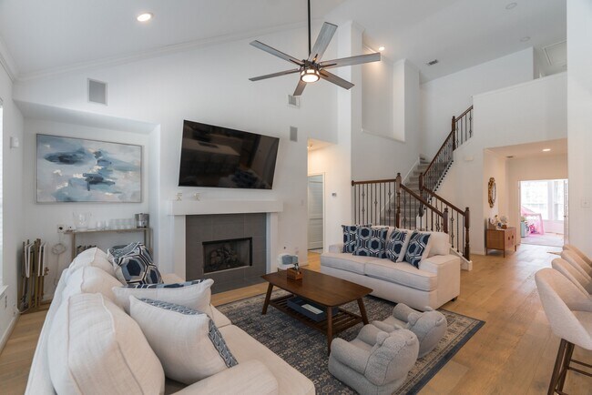 Building Photo - 135 S Rocky Point Cir
